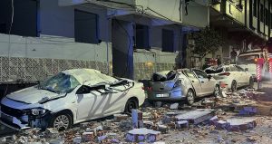 İstanbul’da sokak savaş alanına döndün: Araçlar hurdaya döndü