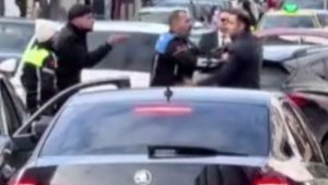 İstanbul’da yol verme tartışması kavgaya dönüştü