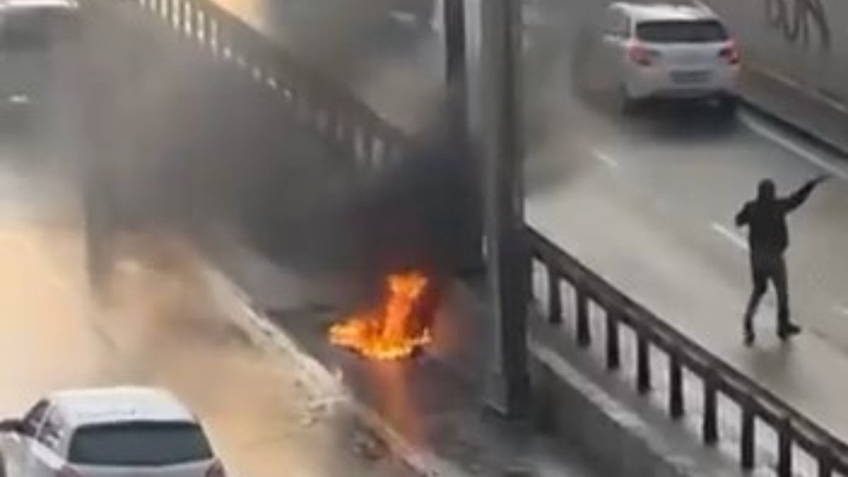 İstanbul’da yolun ortasında motosiklet alev alev yandığı anlar kameraya yansıdı