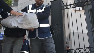 İzmir’de çocuklarının boğazına bıçak dayayan babaya tahliye