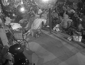 İzmir’de kamp sandalyeli, battaniyeli indirim nöbeti: Çarşı ortasında sabahladılar