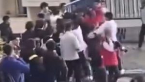 İzmir’de öğrencilerin birbirine girdiği kavga kameraya yansıdı