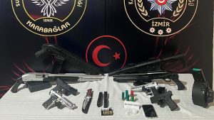 İzmir’de takiple deşifre edildiler: Evlerinden ruhsatsız silahlar ile uyuşturucu çıktı