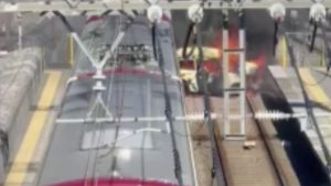 Japonya’da otomobil ile yolcu treni çarpıştı: 100 yolcu tahliye edildi