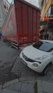 Kağıthane’de manevra yapan TIR 3 otomobile çarpıp caddeyi birbirine kattı: Araçların içinden geçti delirmiş