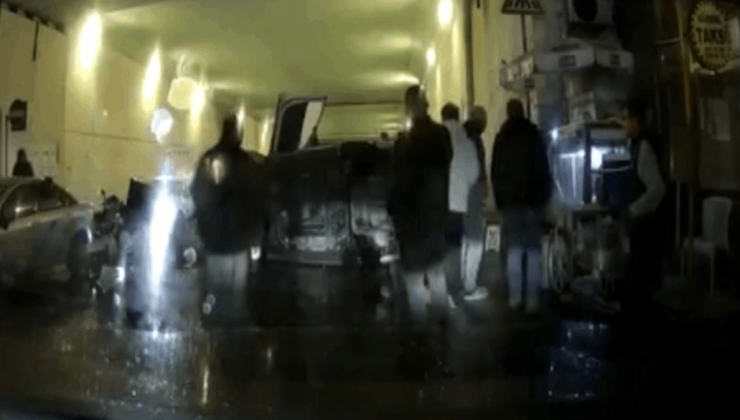 Kağıthane’de otomobil refüje çarparak devrildi: O anlar kamerada