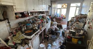 Karabük’te ev ve apartmanın bahçesinden 10 kamyon çöp çıktı