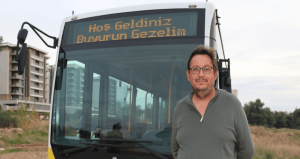 Karavan hayaliyle aldığı eski İETT otobüsüyle mahalleliyi gezdiriyor