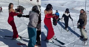 Kayak merkezinde kırmızı elbiseli kadını gören şaşırdı, yaptığı ise herkesi mest etti