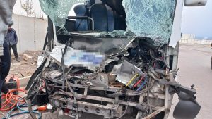 Kayseri’de işçi midibüsü tıra çarptı