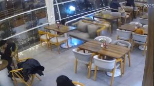 Kayseri’de kontrolden çıkan otomobil kafeye daldı: Facia saniyelerle atlatıldı