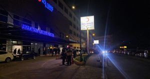 Kendisini ve çocuğunu darp eden kocasını yaraladı