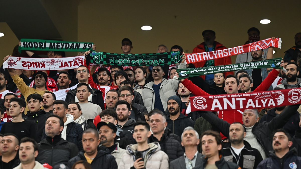 Kocaelispor ve Antalyaspor arasındaki dostluk yeşil sahalarda devam ediyor