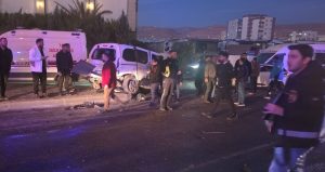 Kontrolden çıkan vinç 6 araca çarptı: 7 yaralı