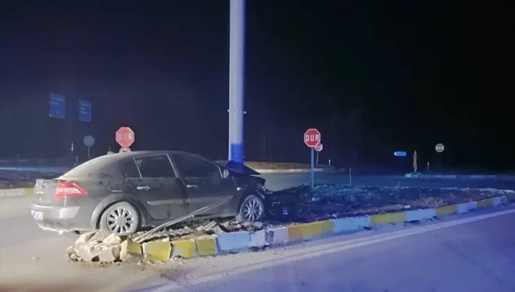 Konya’da Otomobil Tabela Direğine Çarptı: 3 Yaralı
