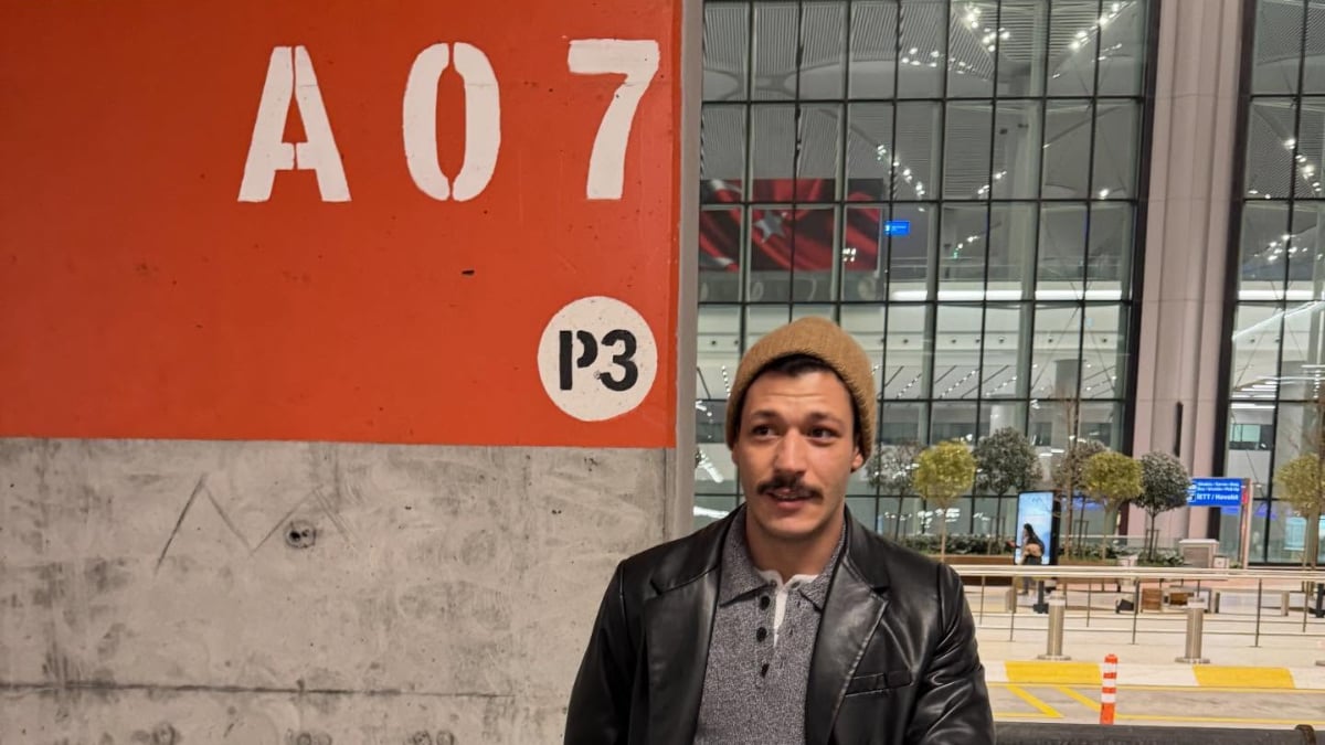 Kubilay Aka toynak ayakkabı modasına uydu! Milano’dan kareler var