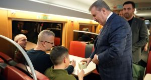 Küçük ortak trene bindi kandil simidi dağıttı