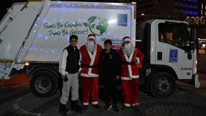 Kuşadası Belediyesi, çöp toplayıcılara Noel Baba kostümü giydirdi