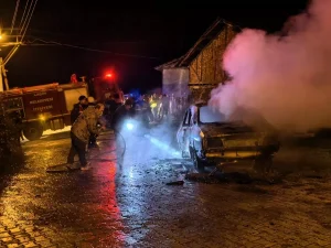 Laçin’de Park Halindeki Otomobil Yandı