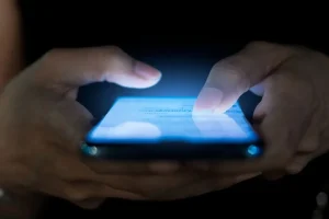 Liseli kızların mesajlaşma grubuna müstehcen fotoğraf yollayan öğretmen tutuklandı