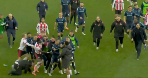 Maç bitti ortalık karıştı! Ünlü teknik adamı sahada kovaladılar