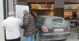 Malatya’da kontrolden çıkan otomobil döner salonuna girdi