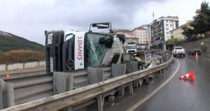 Maltepe’de beton pompalı kamyon devrildi