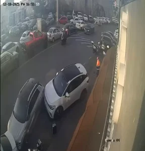 Maltepe’de Park Hatası: Otomobil Diğerine Çarptı