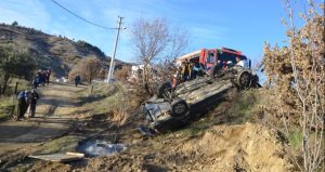 Manisa’da otomobil şarampole devrildi: 1 yaralı