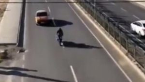 Mardin’de trafik güvenliğini tehlikeye sokan motosiklet sürücüsü yakalandı