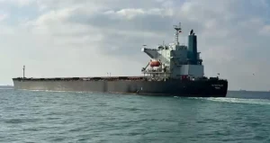 Marmara Denizi’nde karaya oturan yük gemisi kurtarıldı