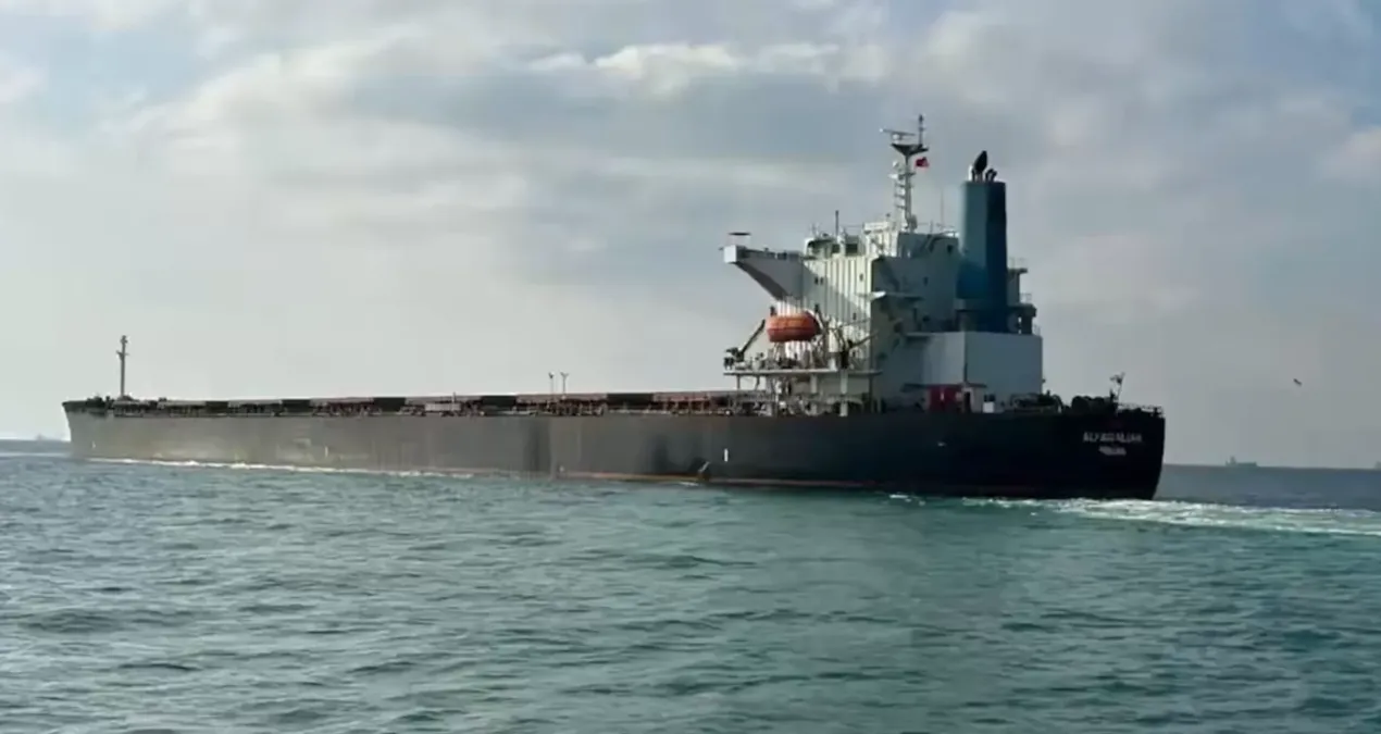 Marmara Denizi’nde karaya oturan yük gemisi kurtarıldı