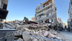 Mersin’de faciadan dönüldü: Yıkım sırasında bitişik binanın birinci katı çöktü