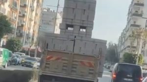 Mersin’de trafiği tehlikeye düşürdü