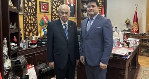 MHP’li Derviş Aynacı: Karı kıyafetiyle oynamayı meslek edindiririz