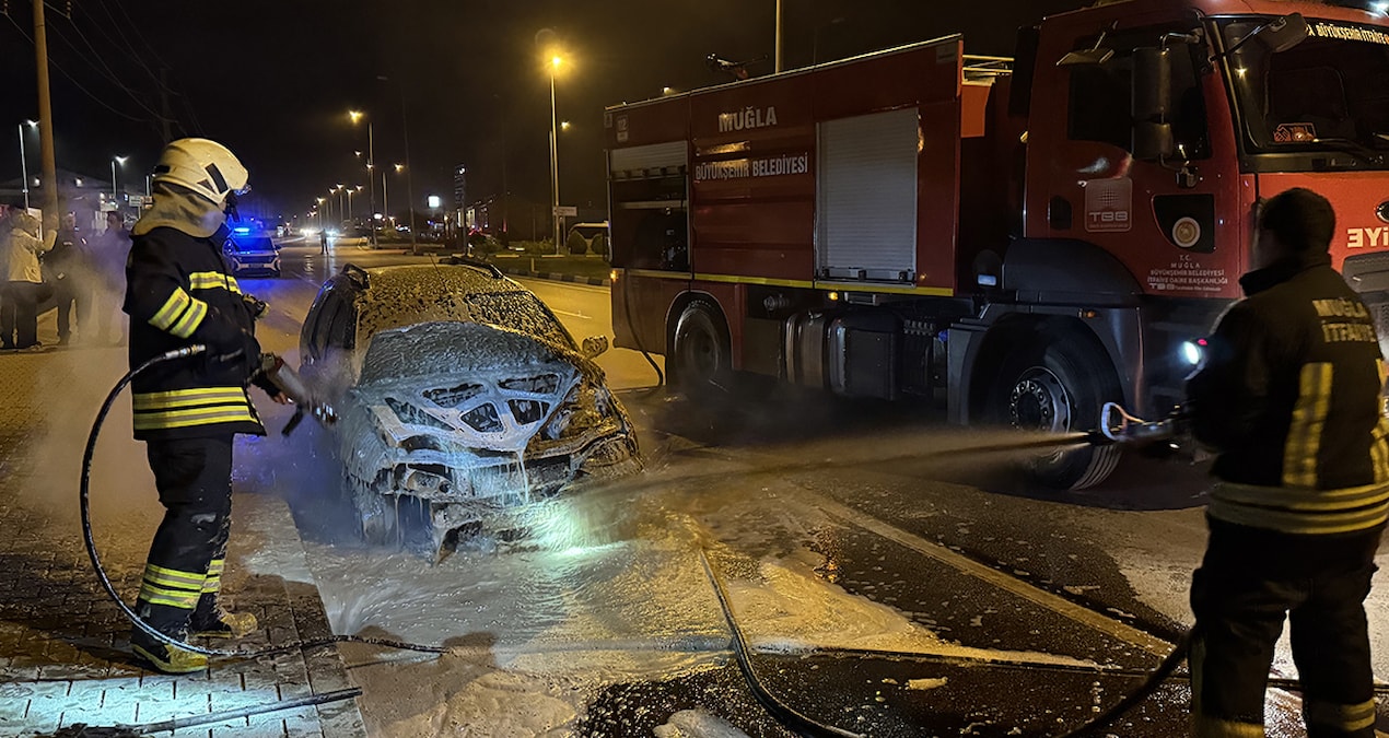 Muğla’da alev alan otomobil küle döndü