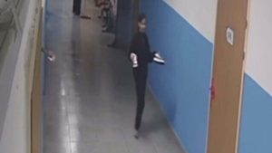 Muğla’da öğrenci, paspaslanan alanı kirletmemek için ayakkabılarını çıkardı