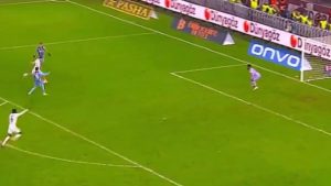 Müsait pozisyondaki Abraham’ı görmedi: Beşiktaşlı taraftarlardan David Jurasek’e büyük tepki