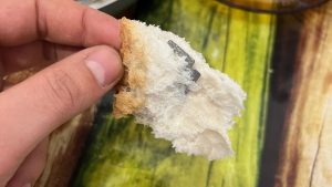 Nevşehir’de kahvaltı yaparken ekmeğin içinden jilet çıktı