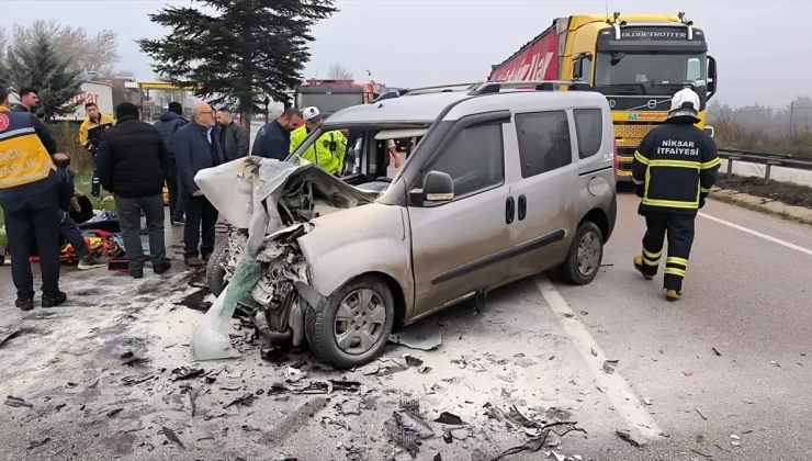 Niksar’da Ticari Araçla Tır Çarpıştı
