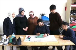 Öğrencilerine Ayakkabıcılığı Öğretiyor