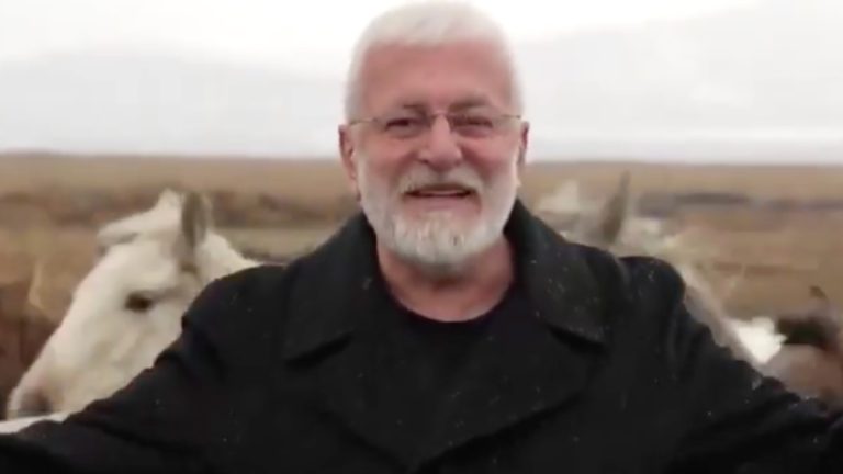 Onur Akın’a klip çekimleri sırasında at çarptı! Az kalsın nalları ben dikiyordum