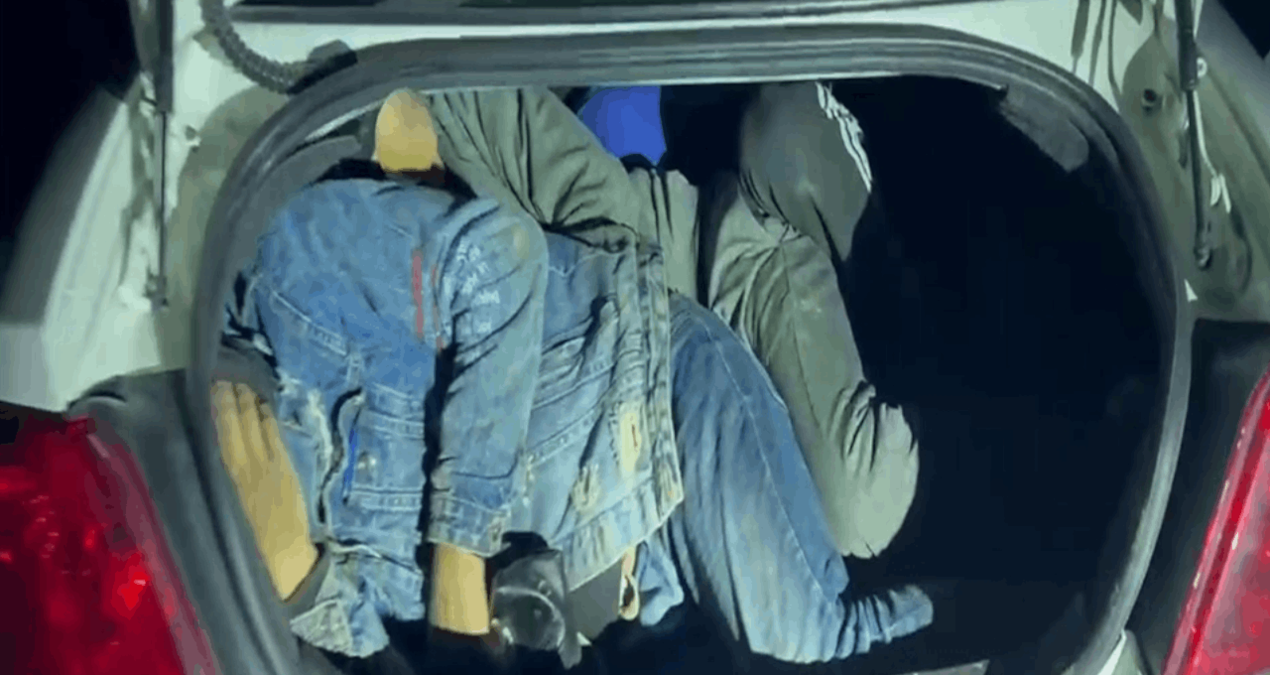 Otomobilin bagajından kaçak göçmenler çıktı