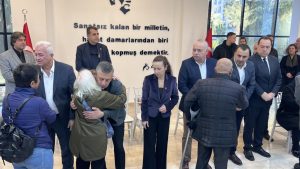 Özgür Özel, Manisa’da Gülşah Durbay’ın ailesiyle taziyeleri kabul etti