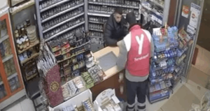 Parasını düşüren kuryeyi sosyal medya sayesinde buldu