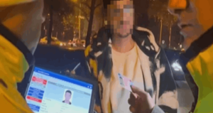 Polise arkadaşının ehliyetini verdi, ‘benim eski fotoğrafım’ dedi