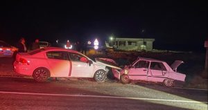Şanlıurfa’da otomobiller kafa kafaya çarpıştı: 2’si çocuk 7 yaralı