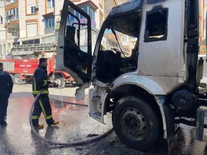 Serik’te Park Halindeki Kamyon Yandı