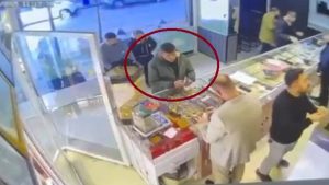 Siirt’te cinayeti itiraf eden komşunun çaldığı bilezikleri kuyumcuda sattığı anlar kamerada