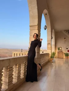 Sinem Ünsal Güzelliğiyle Gündem Oldu